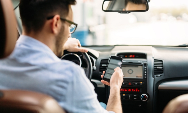 Comportamenti pericolosi in auto: cosa non fare per evitare multe e incidenti