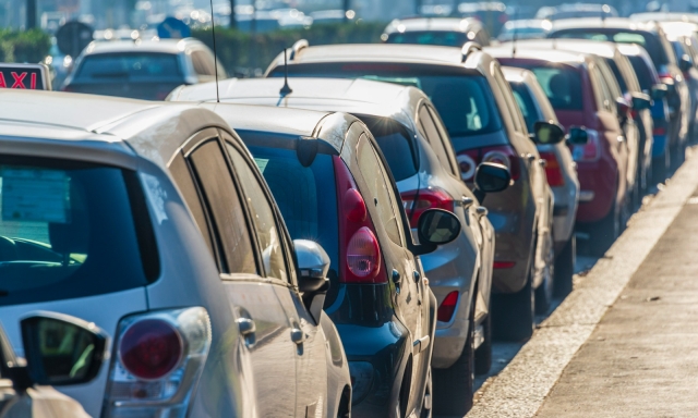 Auto sempre più grandi, ma i parcheggi sono gli stessi da 25 anni: ecco perché