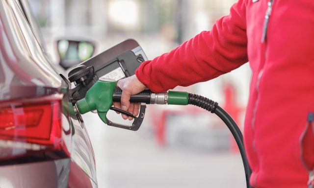 Carburanti, spunta il bonus di 100 euro: chi potrebbe goderne