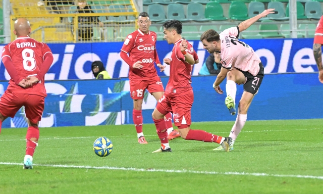 Palermo, vittoria da playoff. Cosenza, pari su rigore al 106&#x27; nel derby. Si salvano Spezia e Samp