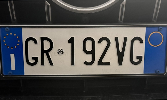 Targa modificata: quando un’irregolarità può costare cara