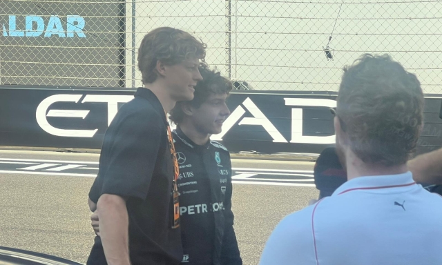 Sorpresa ad Abu Dhabi, per il Gran Premio arriva Sinner: un giro in pista con Kimi, foto esclusive