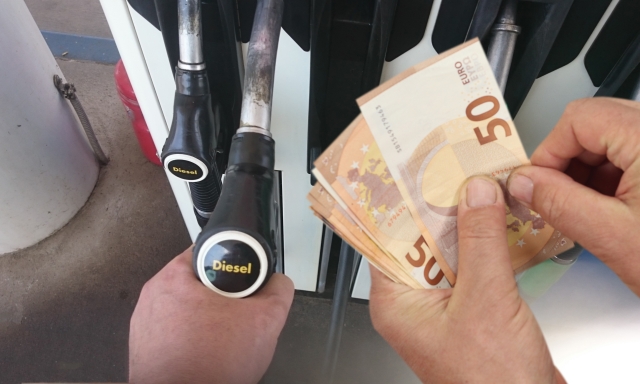 Prezzi diesel e benzina: riduzione di 25 centesimi a litro prorogata al 1° maggio