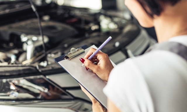 Revisione auto scaduta: cosa si rischia davvero e cosa succede con l’assicurazione