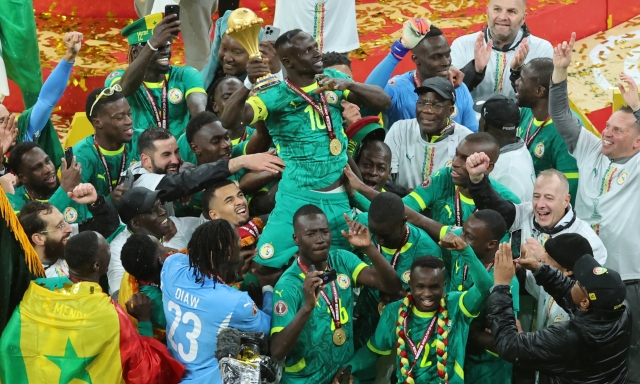 Caos in finale di Coppa d'Africa, le conseguenze: 5 giornate al ct del Senegal, le altre sanzioni