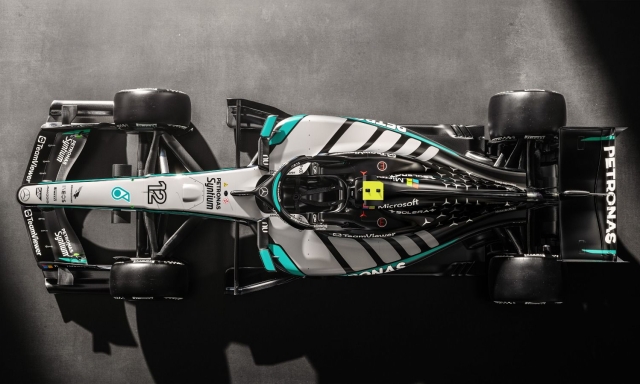 Ecco la Mercedes per il 2026, subito in pista con Russell. Le prime immagini della W17