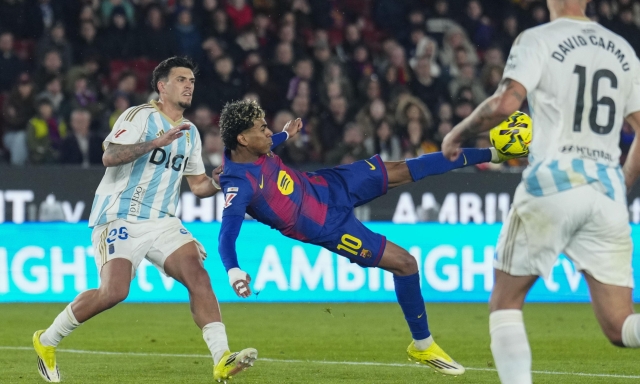 Il Barcellona sonnecchia, poi travolge l'Oviedo: controsorpasso al Real. Flick torna primo