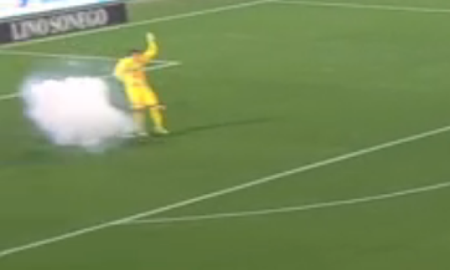 Audero colpito da un fumogeno lanciato dalla curva nerazzurra: Cremonese-Inter sospesa per 3'