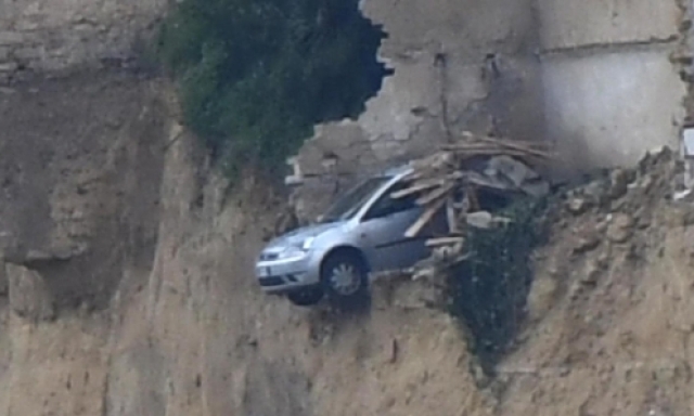 Niscemi, l'auto sospesa sulla frana è precipitata