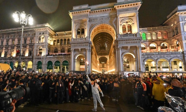 Milano si accende: la Fiamma olimpica è arrivata in piazza del Duomo