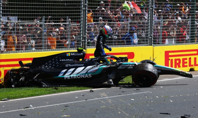 Distrugge l'auto, gliela riparano, poi il giallo del pezzo appeso e la prima fila: Kimi, che giornata!