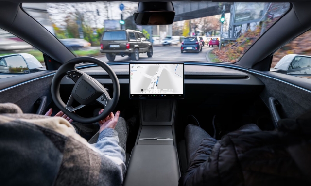 Guida autonoma, Tesla incassa il primo sì nella Ue