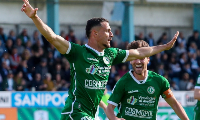 Super gol di Russo e poi Cancellotti: l'Avellino stende 2-1 l'Entella e si avvicina ai playoff