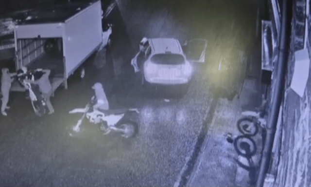 Ladri in fuga con 9 moto da cross ed enduro: il video del colpo