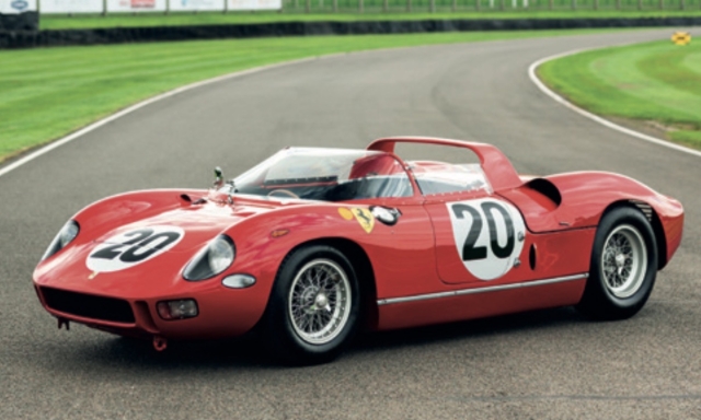 Le auto classiche di lusso sfilano a Roma