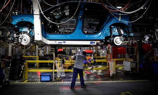 Stellantis: a Poissy stop alle auto, sì a componenti e riciclo