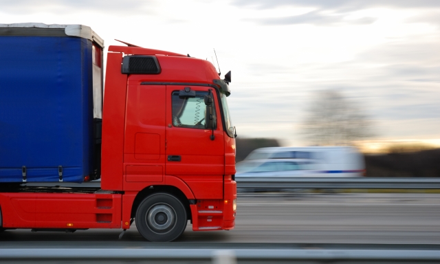 Caro diesel e blocco dei camion: quanto pesa il pieno sui tir