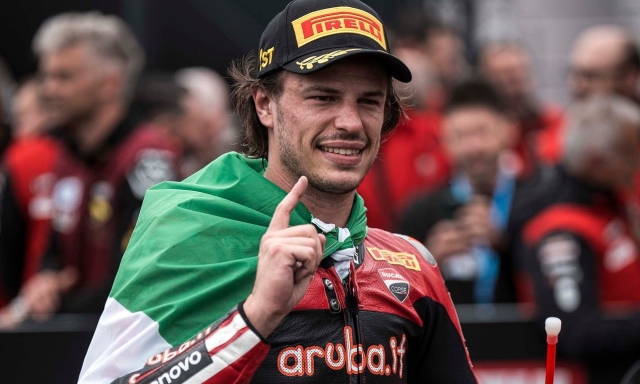 Superbike: Bulega vince tutto anche ad Assen e vola in classifica