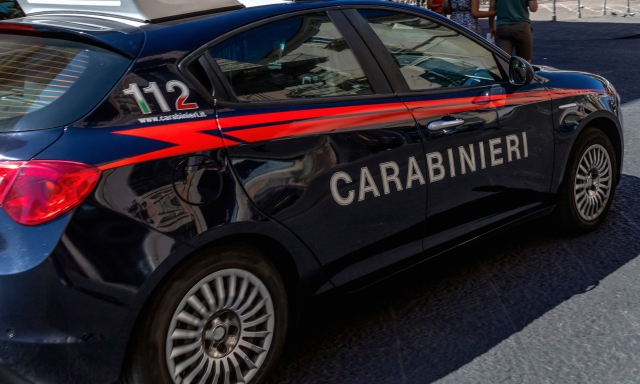 Scontro tra auto e moto, muore una 22enne. Ragazzo gira video ridendo