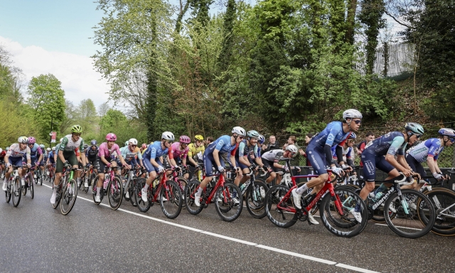 L'Amstel Gold Race decisa allo sprint: Evenepoel fulmina Skjelmose. Frigo è decimo