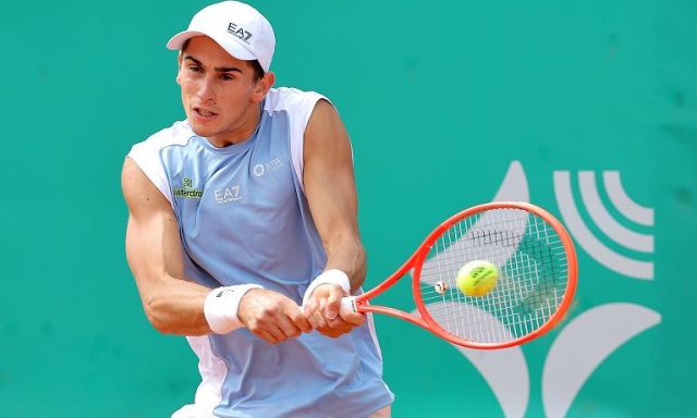 Sonego cade a Cagliari nel derby con Bellucci, Cinà si arrende a Cerundolo. Torna a vincere Arnaldi