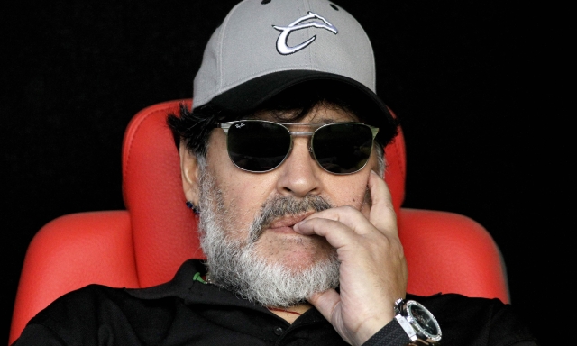 Lo psicologo: "Maradona era narcisista e soffriva di disturbo bipolare". La furia della ex contro i medici