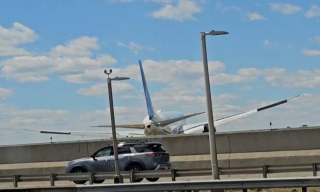 Aereo partito da Venezia urta un lampione durante l'atterraggio a Newark: ferito l'autista di un camion