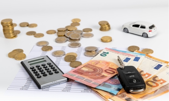 Mantenere un'auto, in Italia servono due stipendi