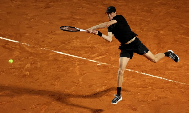 Nessuno come Sinner nei colpi a fil di rete: tira la palla più vicina al nastro di Federer e Djokovic