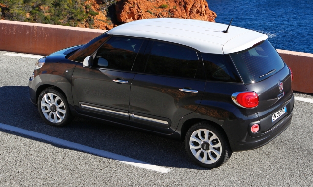 In 14 nella Fiat 500L utilizzata come scuolabus abusivo