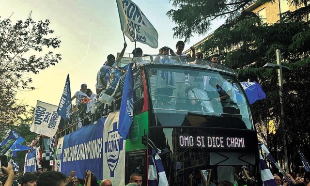 Como in festa per la Champions: città impazzita, in 15mila alla parata