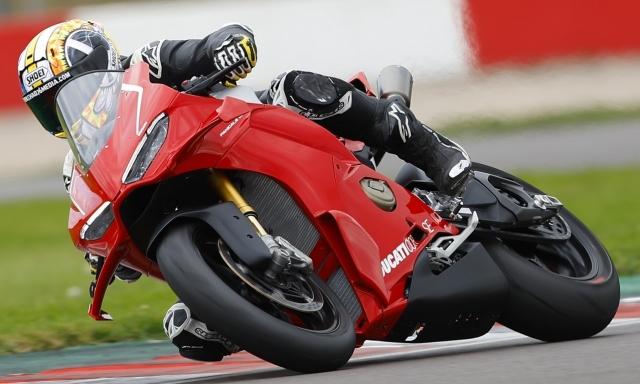 Ducati Panigale V4 R 2026, la prova in pista a Donington Park