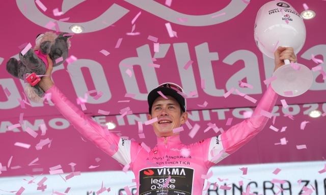 Vingegaard: "Che onore la maglia rosa a Roma! Applausi alla squadra, il Giro è sempre imprevedibile"