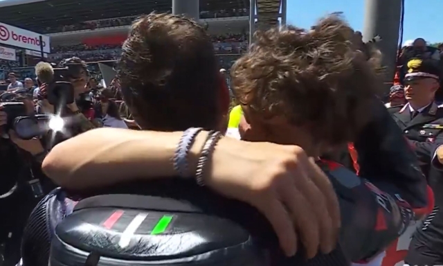 Bezzecchi-Antonelli, quel magico abbraccio tra i due numeri 1 azzurri del motorsport
