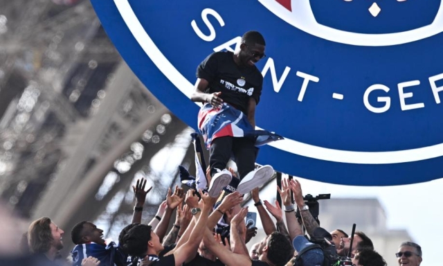 Parigi, è delirio Champions: 100mila tifosi applaudono il trionfo del Psg. Stavolta senza incidenti