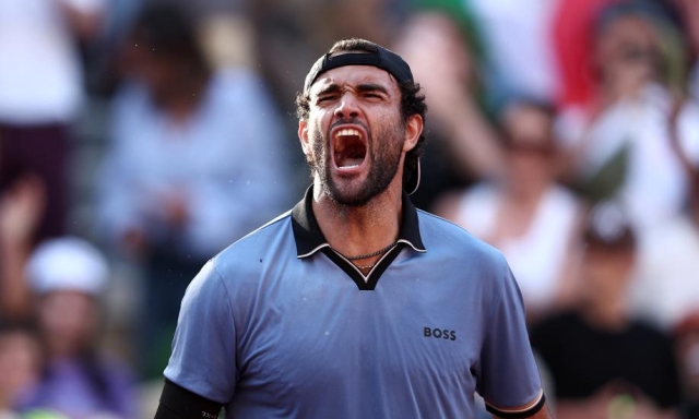 Berrettini non spreca l'occasione: batte Cerundolo, vendica Sinner e vola ai quarti del Roland Garros
