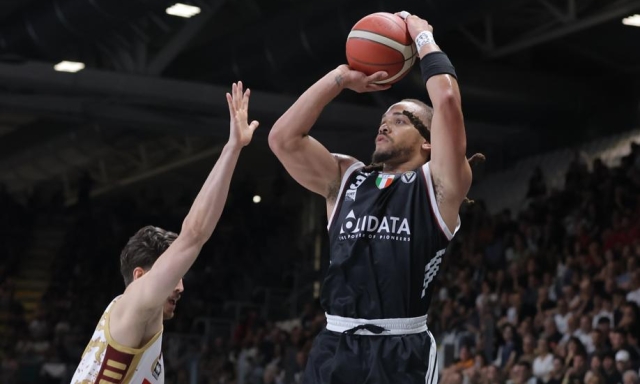 La Virtus Bologna domina gara 2: Edwards da sogno, serie con Venezia in parità