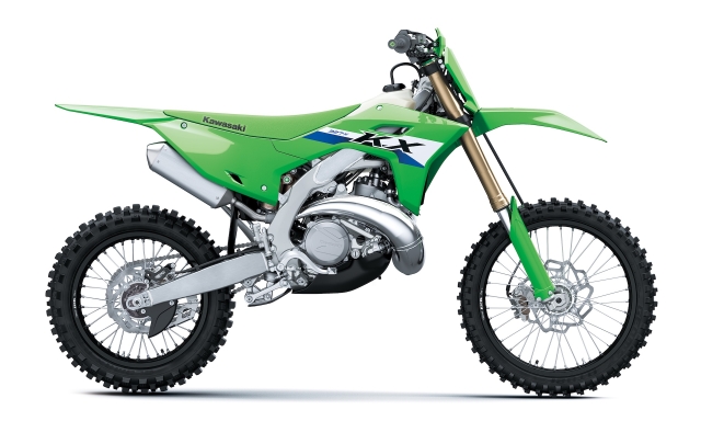 Kawasaki, il 2T è tornato: un 327 cc leggero, potente e a iniezione