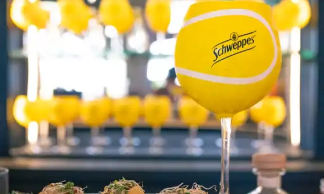 "Take your time" al Roland Garros, un invito a rallentare in stile Schweppes