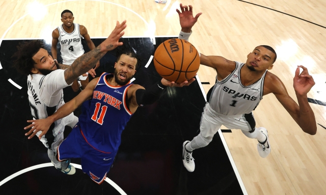 Brunson e Towns spaziali, Wemby pasticcia nel finale: New York vince a San Antonio e va sul 2-0