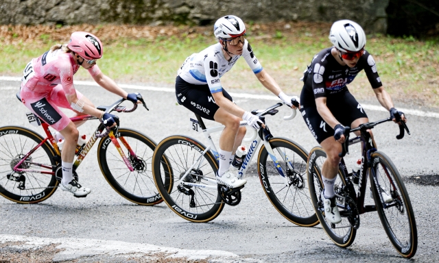 Giro Women, sul Colle delle Finestre trionfa Demi Vollering. Van der Breggen sempre in rosa