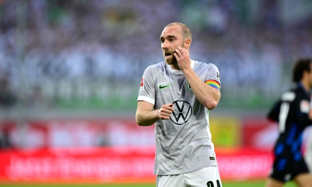 Ancora paura per Eriksen, si mette una mano al petto e collassa in campo: "È cosciente, sta bene"