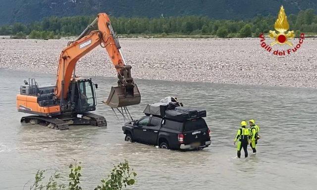 Provano ad attraversare il fiume Tagliamento e restano bloccati con il loro pick-up