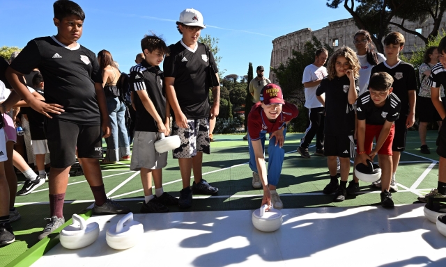 L'olimpionica Constantini tiene a battesimo il curling a Roma: "Un vero incanto"