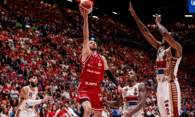 L'Olimpia domina Venezia 92-79 e si porta sul 2-0: ora lo scudetto è a un passo