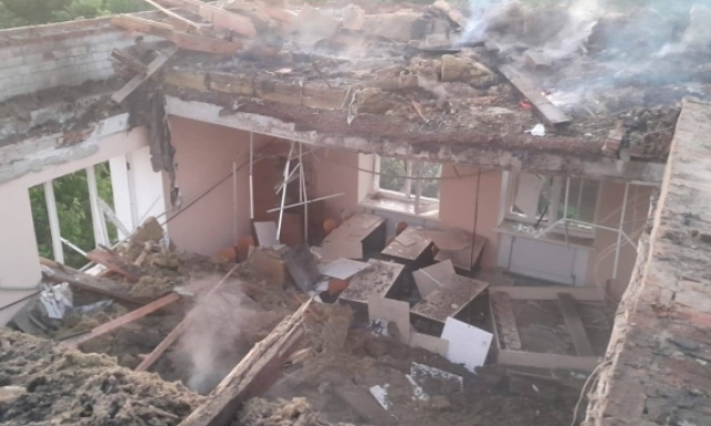 Ucraina, bombe russe sul liceo distrutto e ricostruito grazie a Sheva e Zinchenko