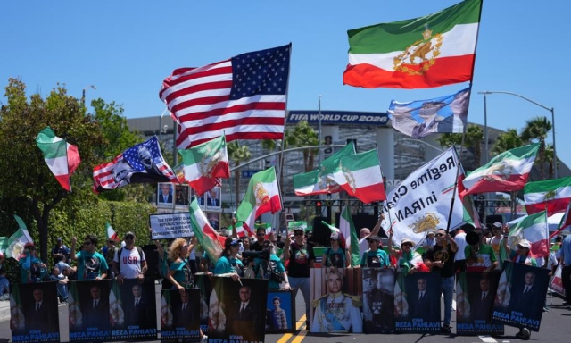 Iran, vigilia di tensione: le proteste degli iraniani d'America e il caso bandiere