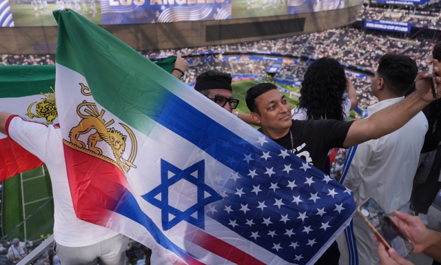 Iran, cresce il fronte anti ayatollah dei tifosi: e allo stadio tante bandiere (vietate) col leone