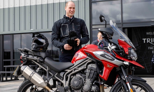 Il Principe William non rinuncia alle moto: guida “in incognito” e Kate non approva