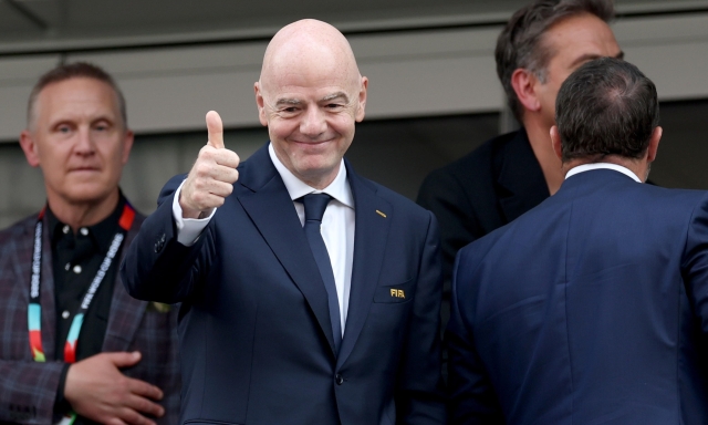 Infantino volante: viaggia ovunque per vedere allo stadio due partite al giorno, ma la sostenibilità...